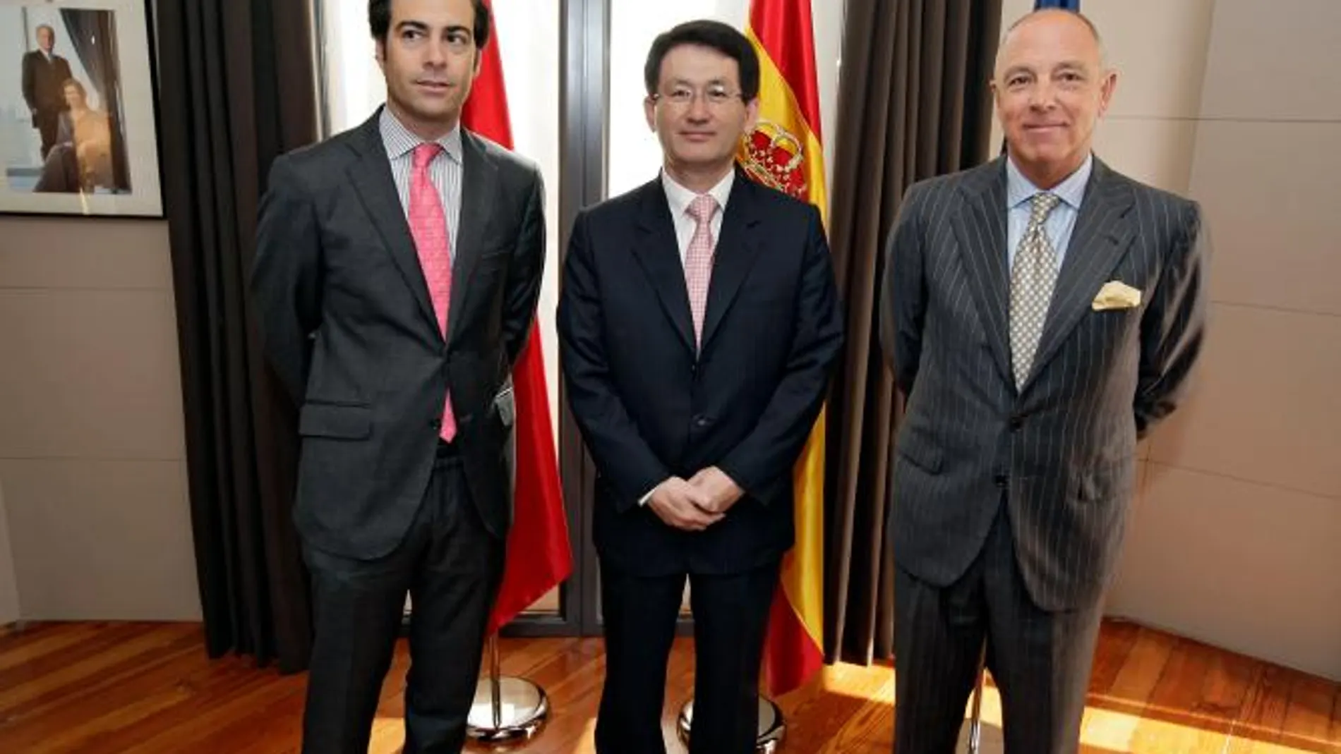 De izquierda a derecha: Pablo Zalba (Eurodiputado), Dae-sung Oh (Embajador de Corea del Sur en España) y Javier Taberna (Presidente de la Cámara Navarra de Comercio e Industria)