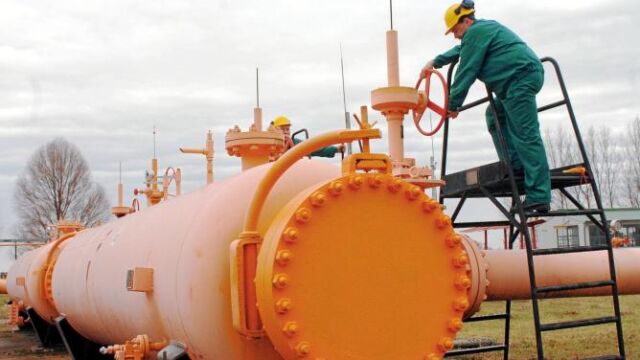 Dos operarios efectúan trabajos en un gasoducto de la provincia de Burgos