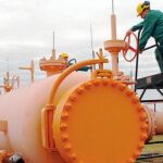 Dos operarios efectúan trabajos en un gasoducto de la provincia de Burgos
