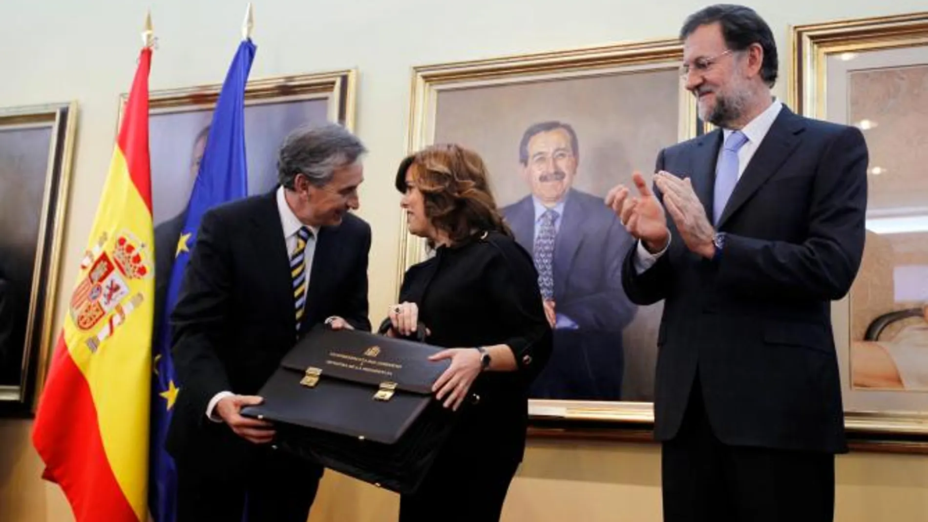 Sáenz de Santamaría recoge la cartera de manos de su antecesor