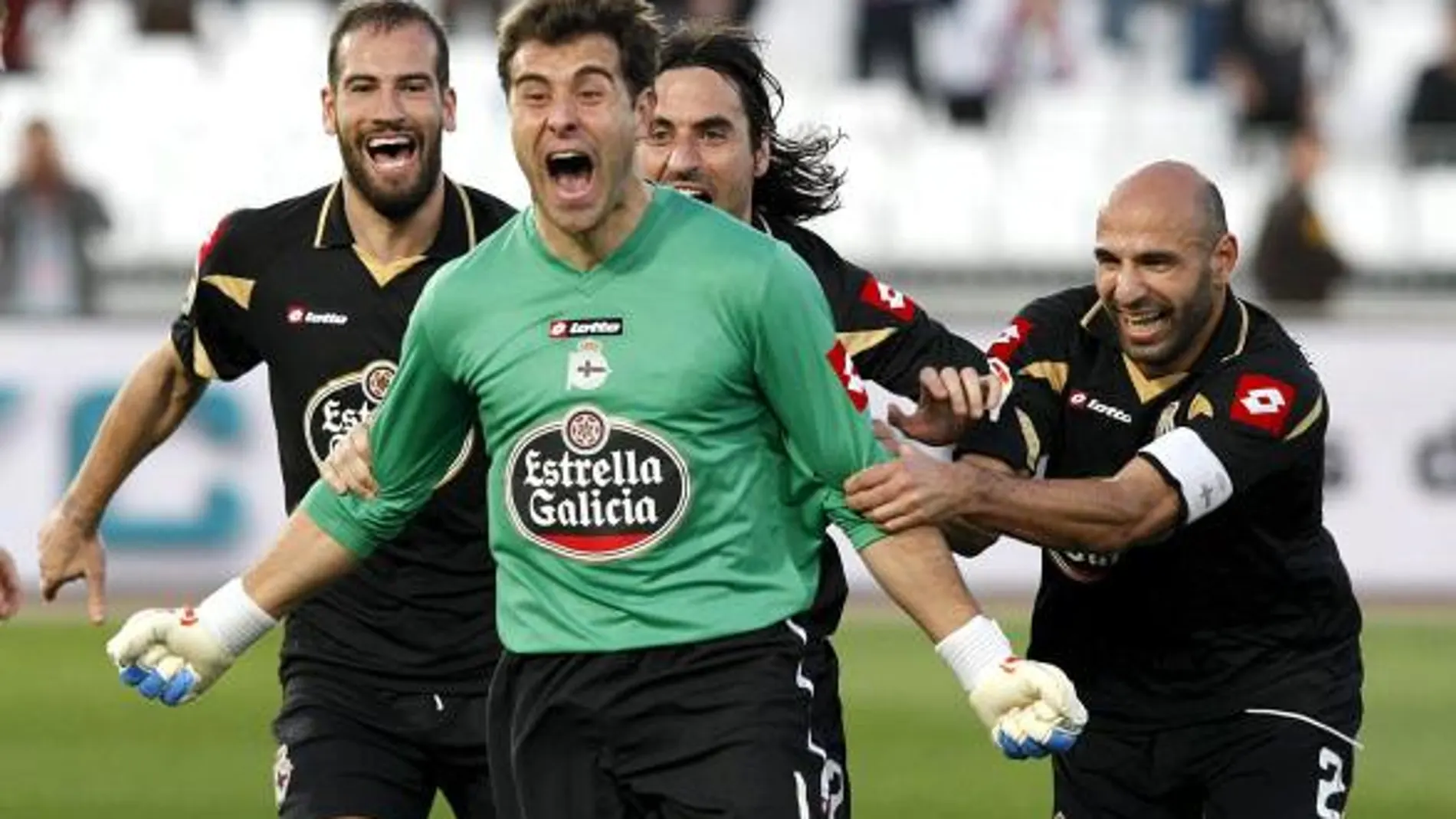 Dani Aranzubia, guardameta del Deportivo, celebra junto a sus compañeros el gol del empate