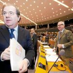 Herrera, durante su participación en uno de los últimos plenos del Comité de las Regiones. Tras él, Valcárcel