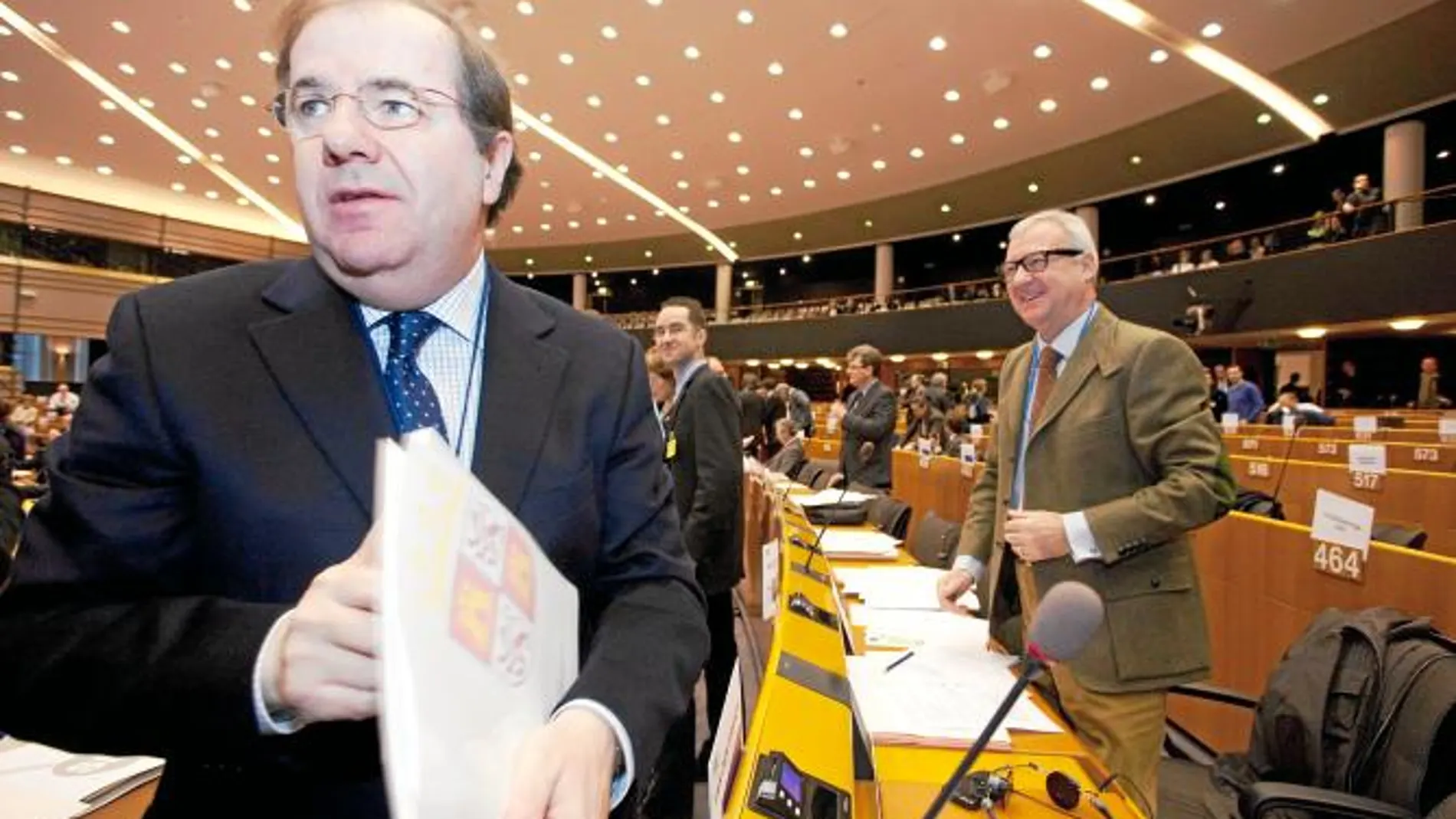 Herrera, durante su participación en uno de los últimos plenos del Comité de las Regiones. Tras él, Valcárcel