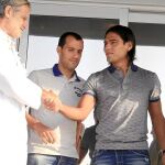 Los jugadores Falcao y Micael saludan a uno de los doctores de Fremap tras pasar el pertinente reconocimiento médico