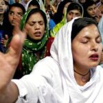 Un grupo de mujeres paquistaníes reza en una iglesia del país