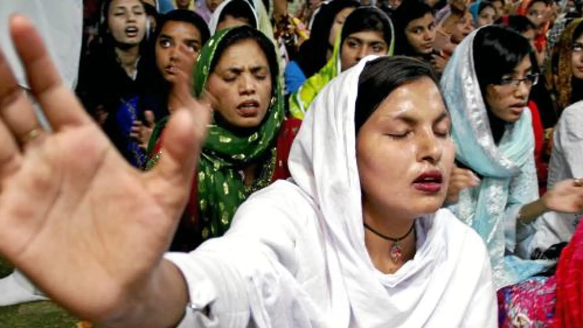 Un grupo de mujeres paquistaníes reza en una iglesia del país