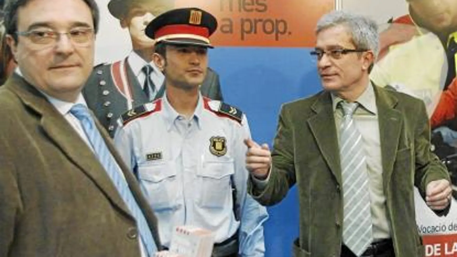 El ex director de los Mossos d¿Esquadra, Rafael Olmos, y el conseller de Interio, Joan Saura, junto a un agente