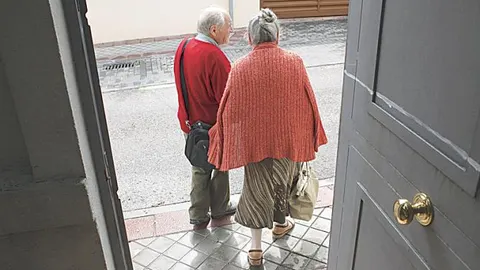 El pintor sale de casa con su mujer