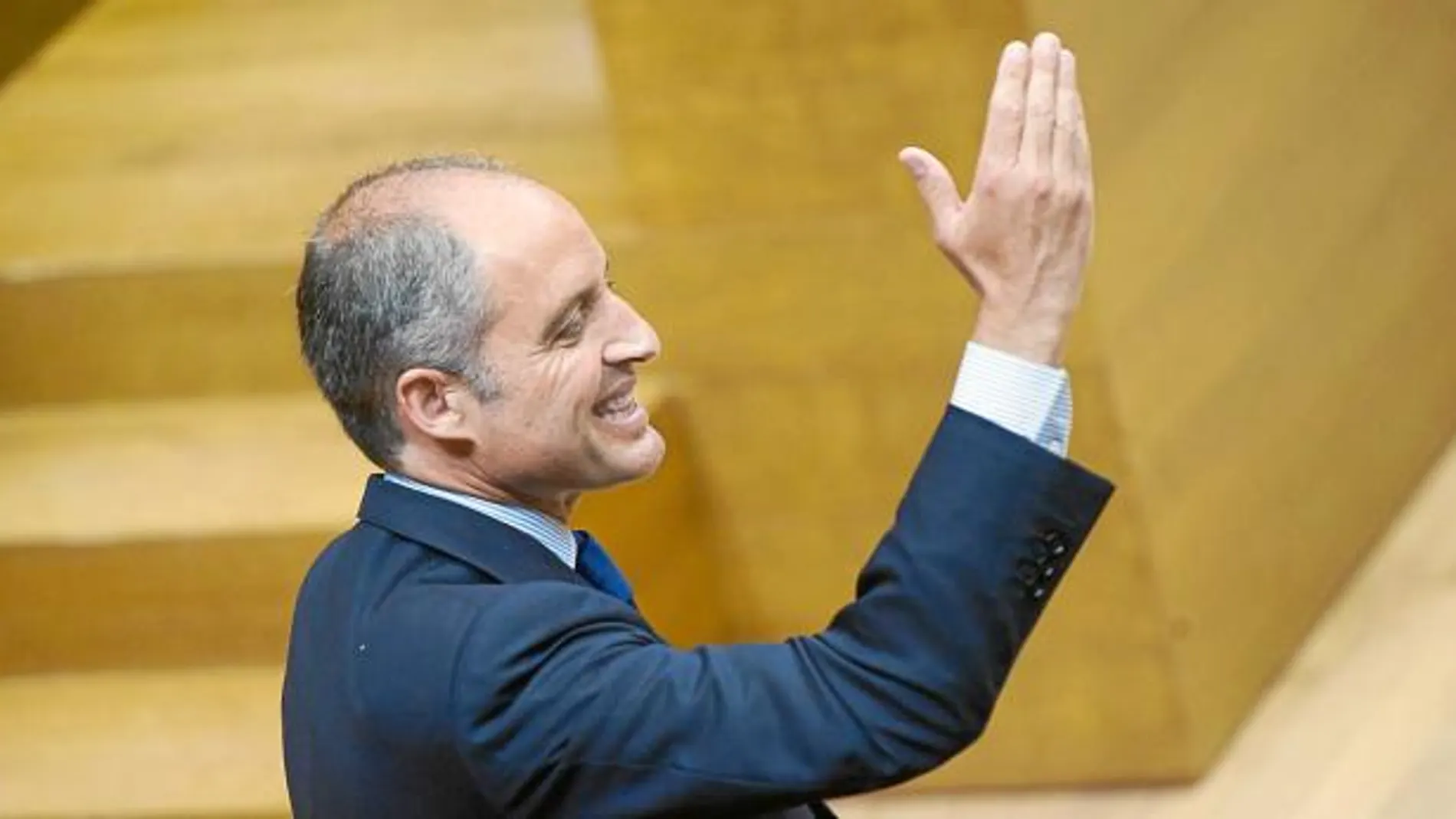 El presidente Camps saluda al «tendido» en Les Corts Valencianes
