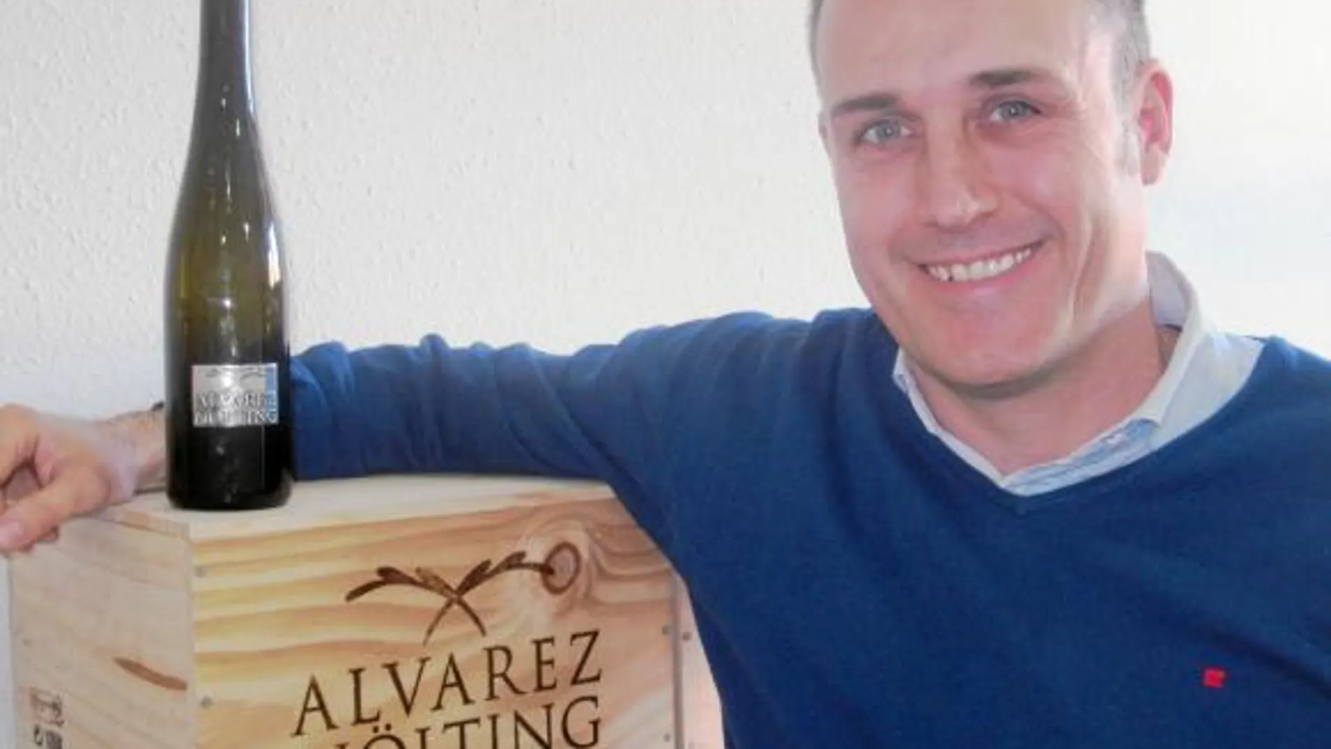 Óscar Clemares, director gerente de Álvarez Nölting, fundó la bodega hace ya siete años. En la imagen, posa con su nuevo caldo
