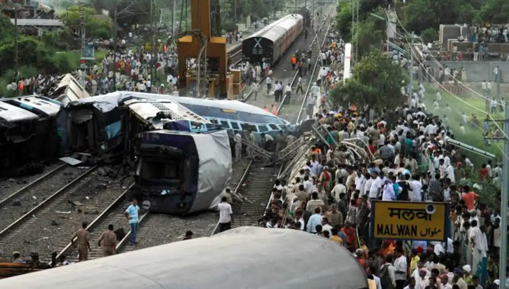 Los vagones del tren accidentado en la estación de Malwa, en la región de Uttar Pradesh