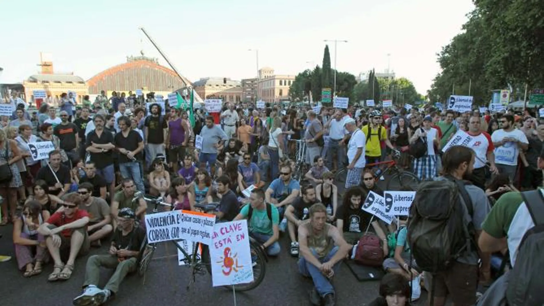 Cientos de indignados del movimiento 15M se concentran en la plaza de Atocha, en Madrid