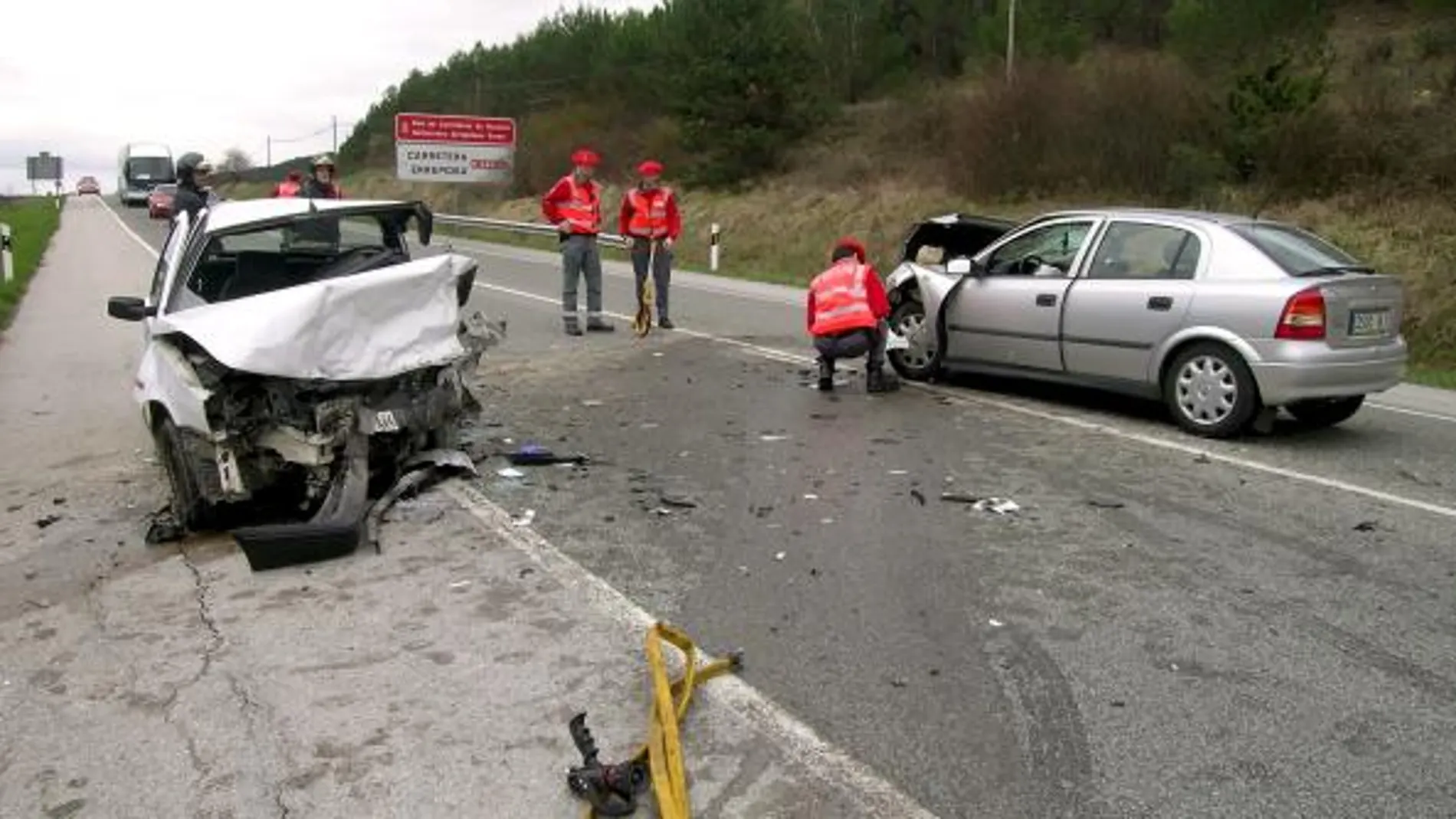 Fotografía facilitada por el Gobierno de Navarra del lugar de los agentes de la Policía Foral que trabajan en accidente de tráfico