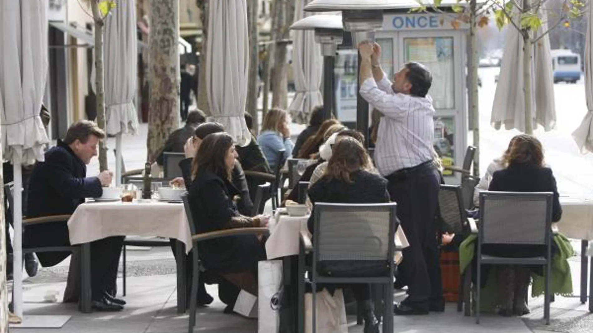 La prohibición de fumar en espacios públicos ha llevado a los fumadores a buscar locales con terrazas