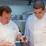 Martín Berasategui y Erlantz Gorostiza mientras preparan una receta