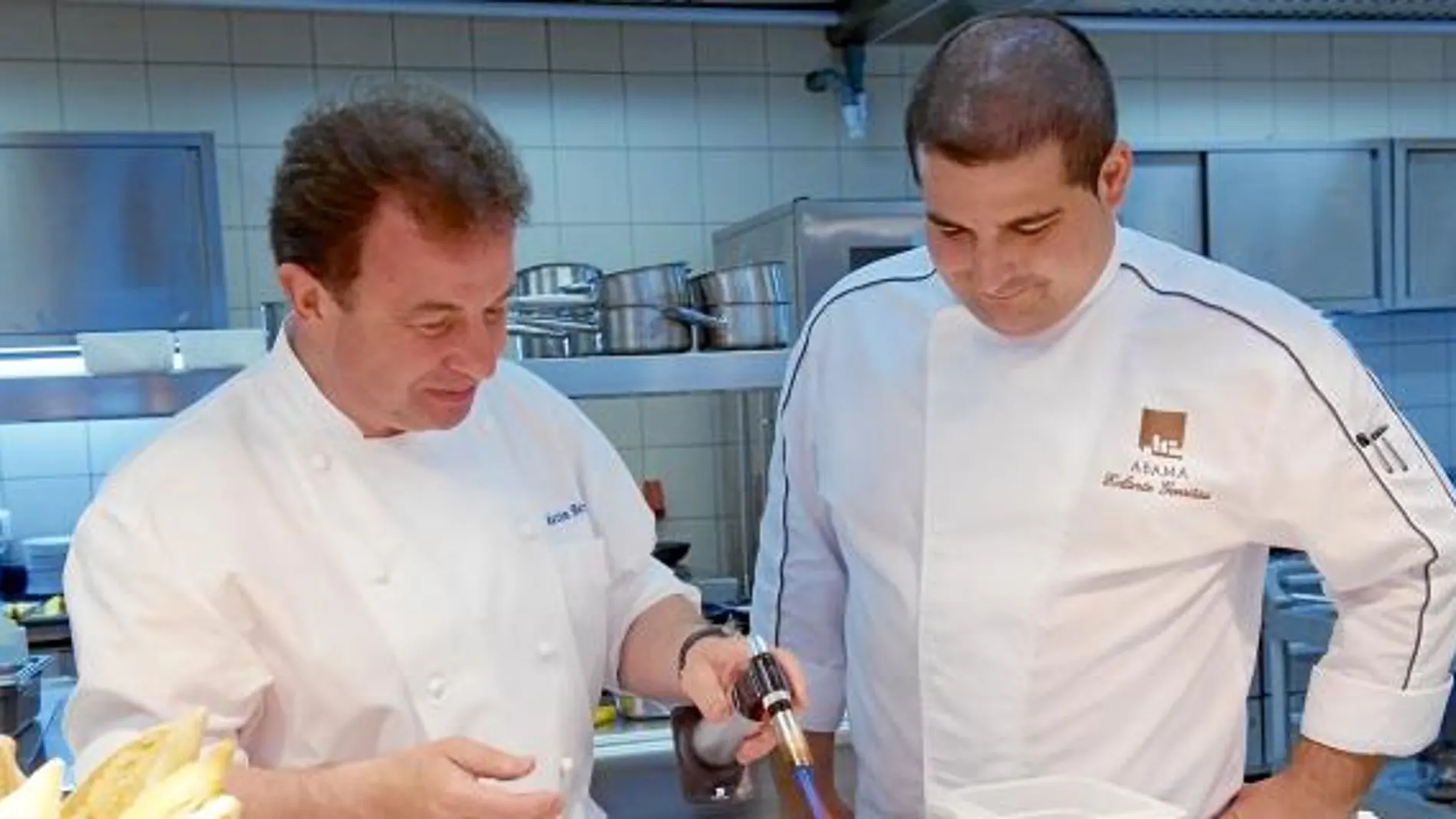 Martín Berasategui y Erlantz Gorostiza mientras preparan una receta