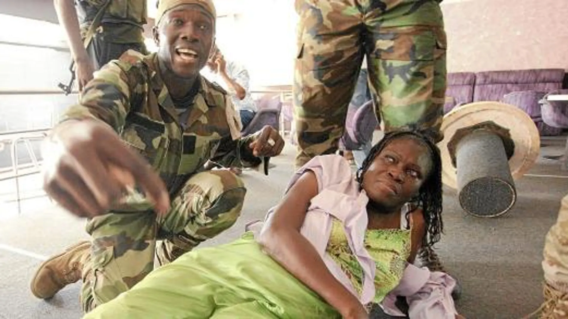 Soldados leales a Ouattara se fotografían con Simone, esposa del ex presidente Gbagbo