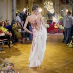 Las modelos desfilaron en un enorme salón rodeadas de lujo, flores y ositos de peluche