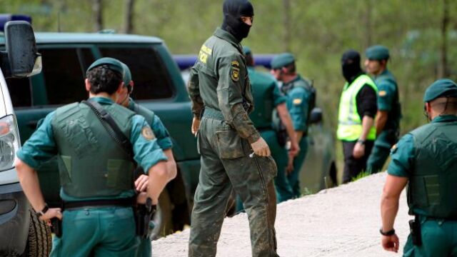 Un agente de los Tedax junto a integrantes del Grupo Antiterrorista Rural (GAR) en los alrededores de la localidad de Zegama