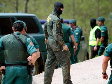 Un agente de los Tedax junto a integrantes del Grupo Antiterrorista Rural (GAR) en los alrededores de la localidad de Zegama