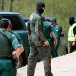 Un agente de los Tedax junto a integrantes del Grupo Antiterrorista Rural (GAR) en los alrededores de la localidad de Zegama