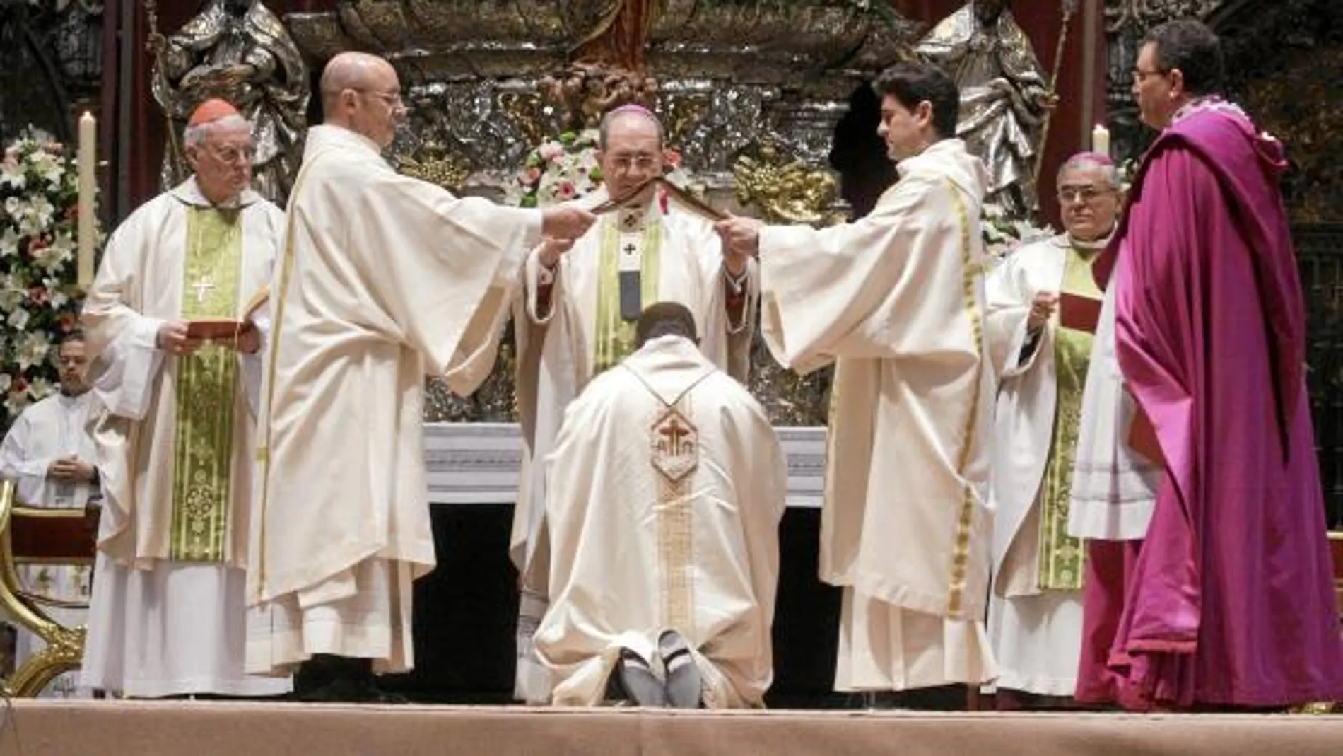 Monseñor Asenjo ordena obispo a Gómez Sierra en presencia del cardenal Amigo