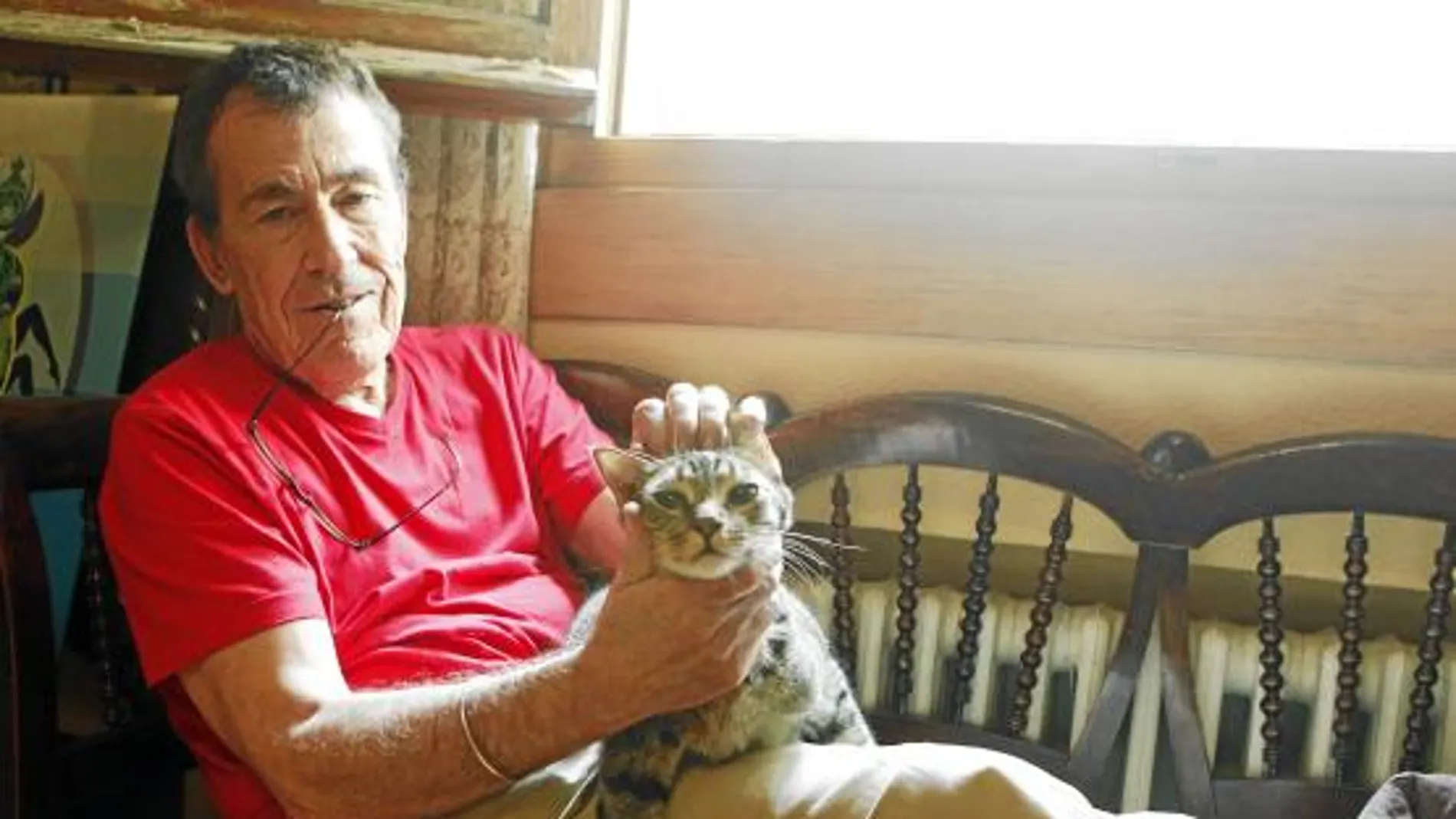 Fernando Sánchez Dragó comparte junto a su novia el amor a los gatos, entre otras cosas
