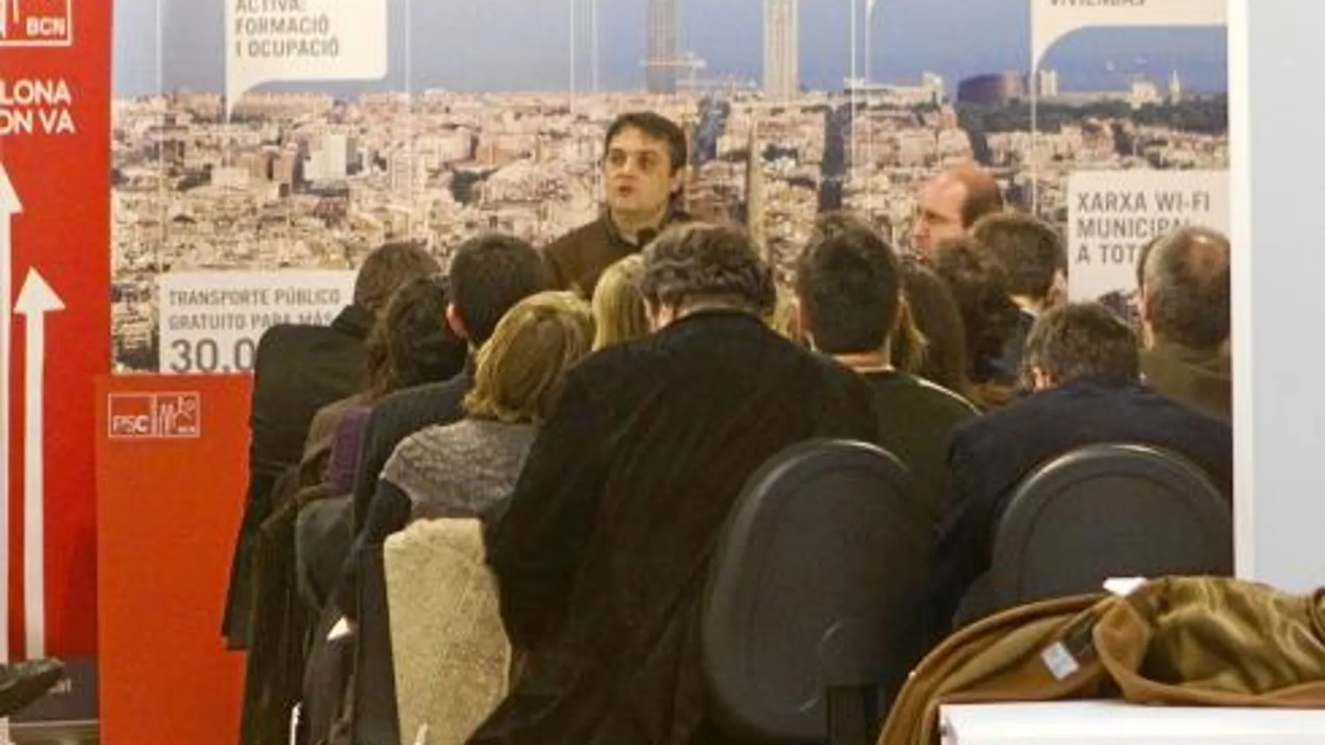 Imagen tomada desde el exterior de la reunión del PSC de Barcelona, que presidió Carles Martí