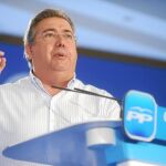 El alcalde participó ayer en la clausura de la Intermunicipal del PP celebrada en Sevilla