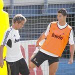Coentrao y Cristiano Ronaldo estiran durante una sesión de entrenamiento