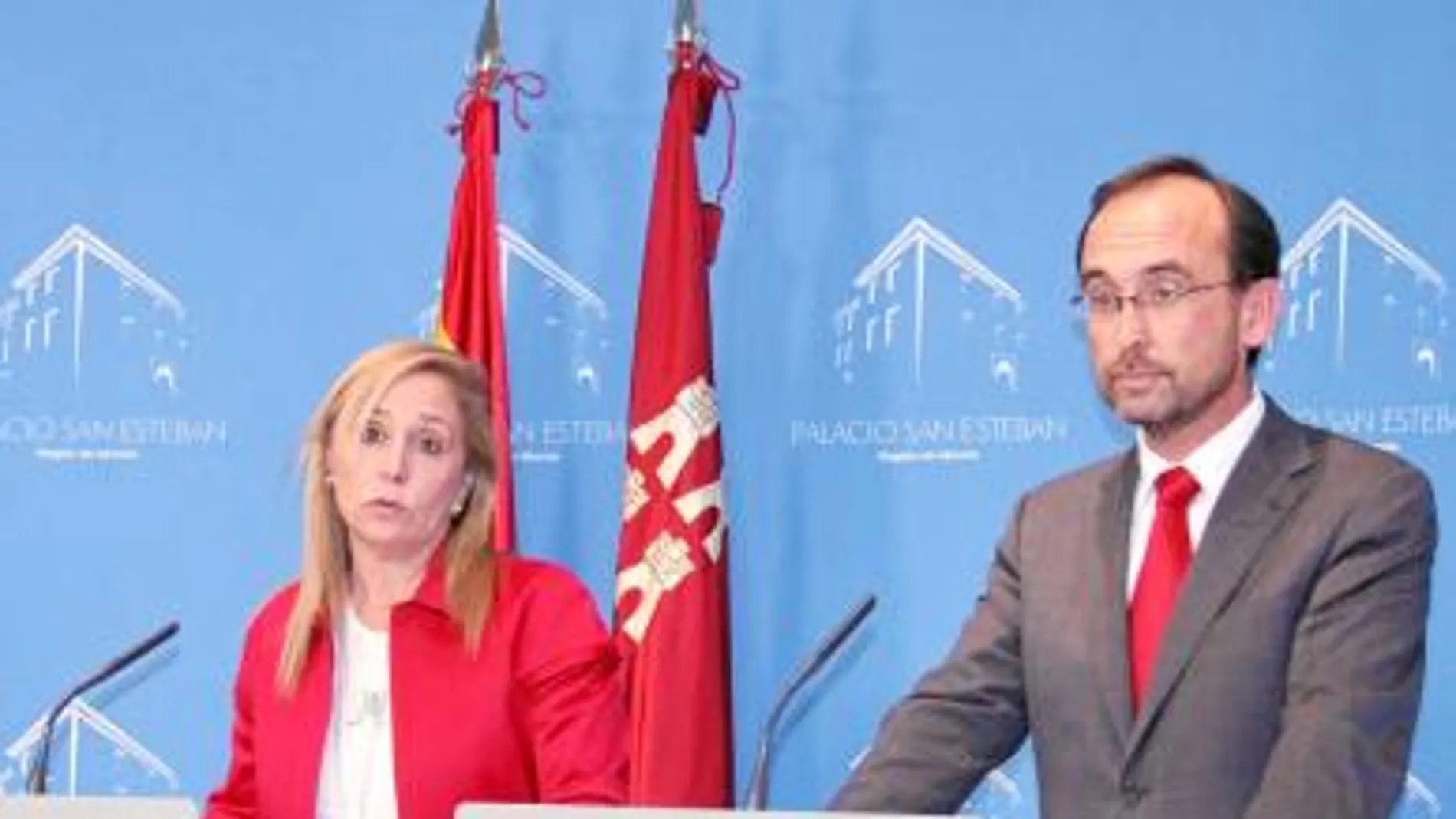 La consejera de Presidencia, María Pedro Reverte, y el consejero de Investigación, Salvador Marín, durante la rueda de prensa de ayer
