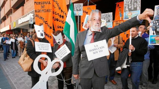 Funcionarios y empleados públicos se manifestaron ayer en la capital hispalense