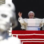 El papa Benedicto XVI con los miles de fieles congregados en una soleada plaza de San Pedro para asistir al rezo del Ángelus