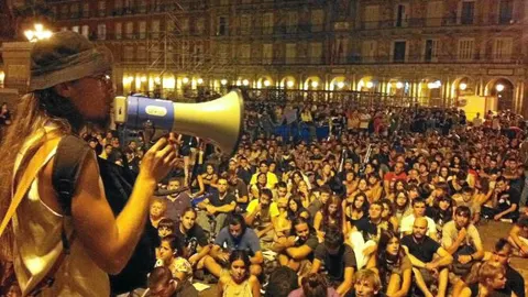 Tras recorrer todo el centro de Madrid, los «indignados» se instalaron en la Plaza Mayor. Allí celebraron una asamblea para decidir qué actuaciones iban a llevar a cabo