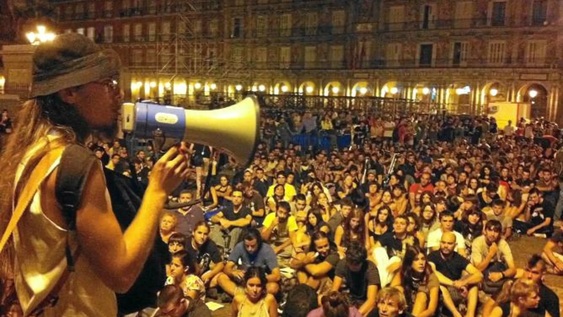Tras recorrer todo el centro de Madrid, los «indignados» se instalaron en la Plaza Mayor. Allí celebraron una asamblea para decidir qué actuaciones iban a llevar a cabo