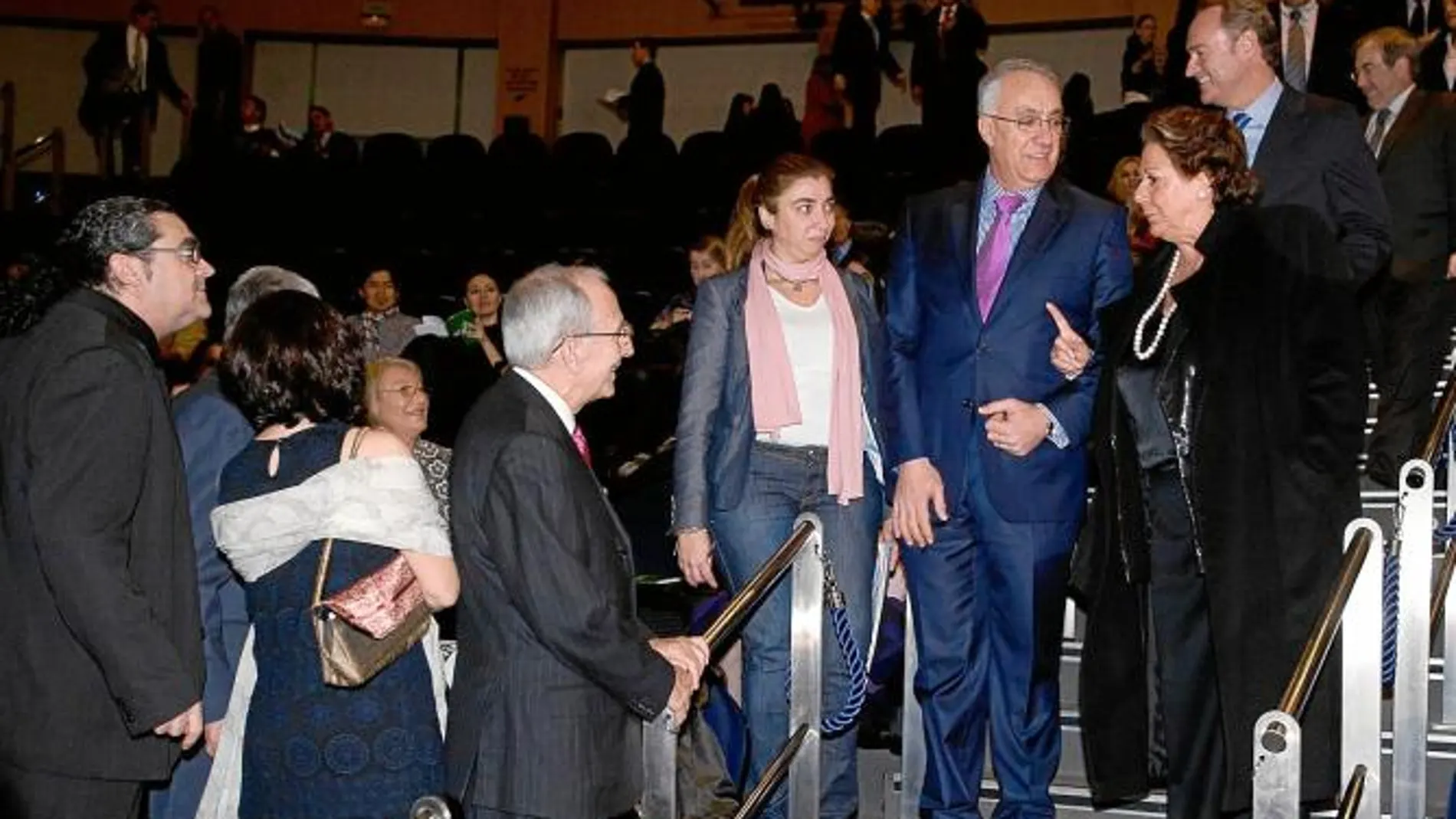 El director regional de Onda Cero, Enrique Martín, junto a Rita Barberá y Alberto Fabra, saludan a Francisco Pons