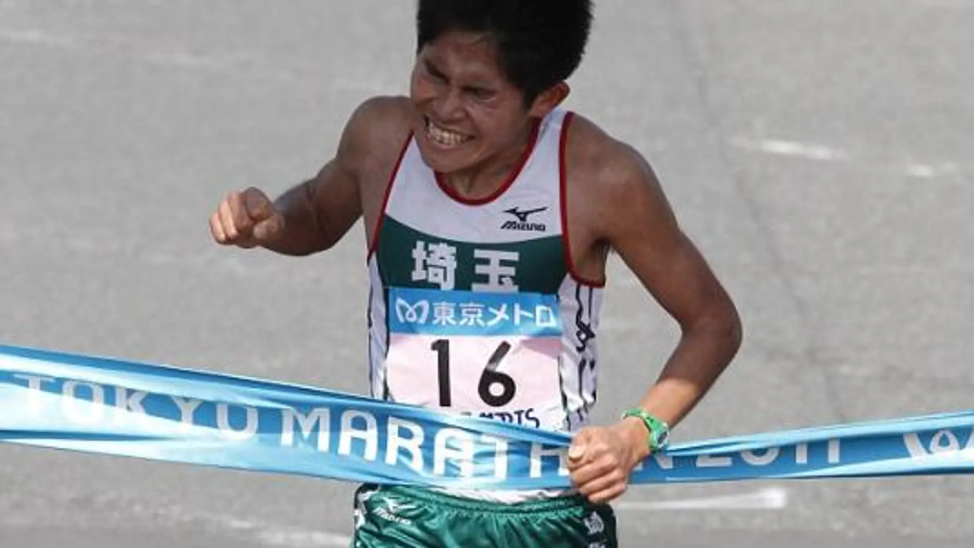 Kawauchi, al cruzar la línea de meta