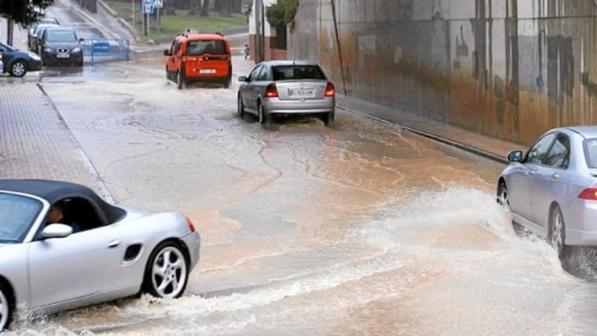 Las calles cercanas a la playas de Tarragona se inundaron