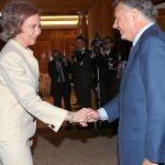 La Reina Doña Sofía saluda a Ignacio Garralda, presidente de la fundación Mutua Madrileña