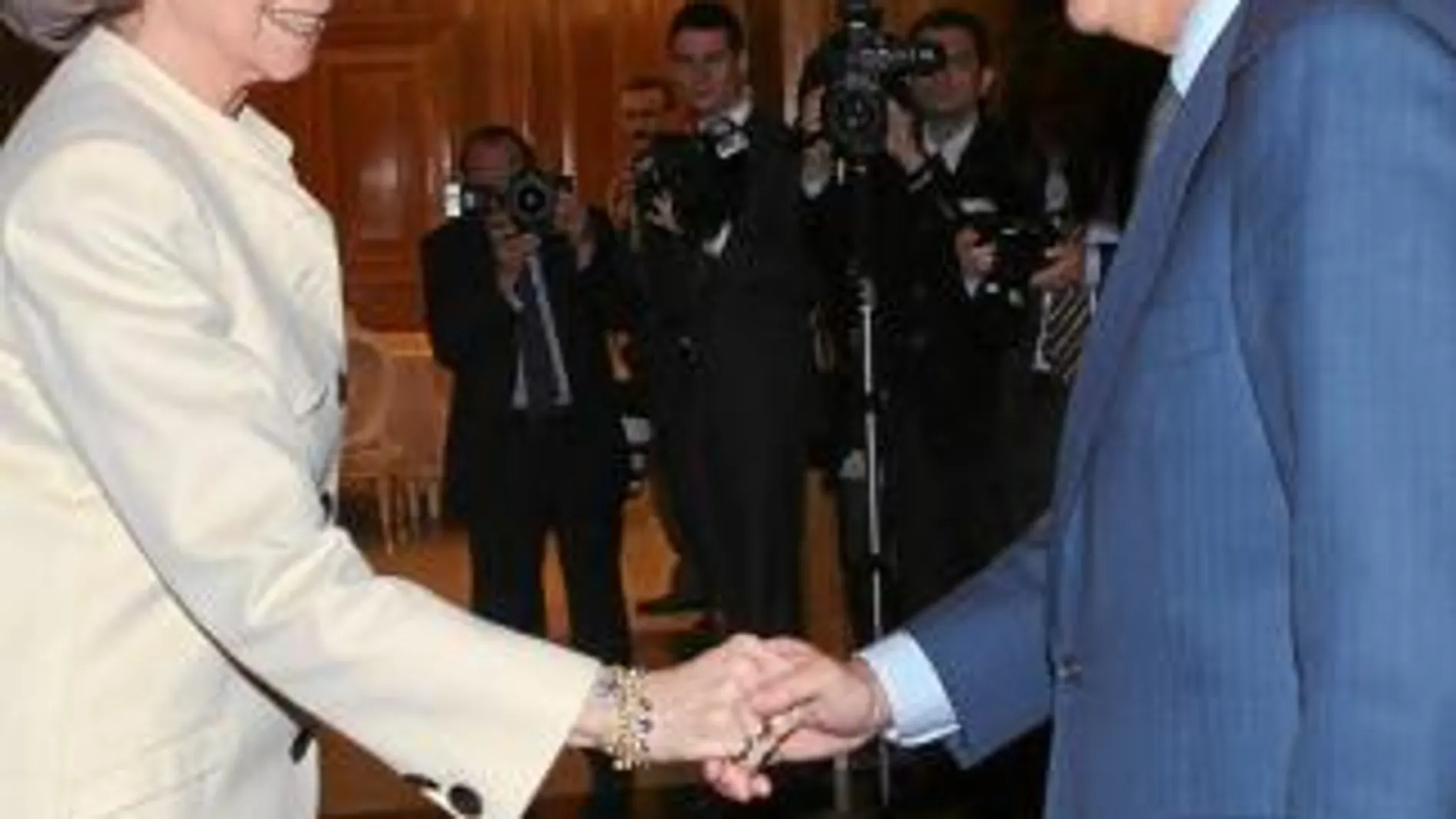 La Reina Doña Sofía saluda a Ignacio Garralda, presidente de la fundación Mutua Madrileña