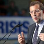Rajoy: los empresarios no van a devolver a Zapatero la credibilidad perdida