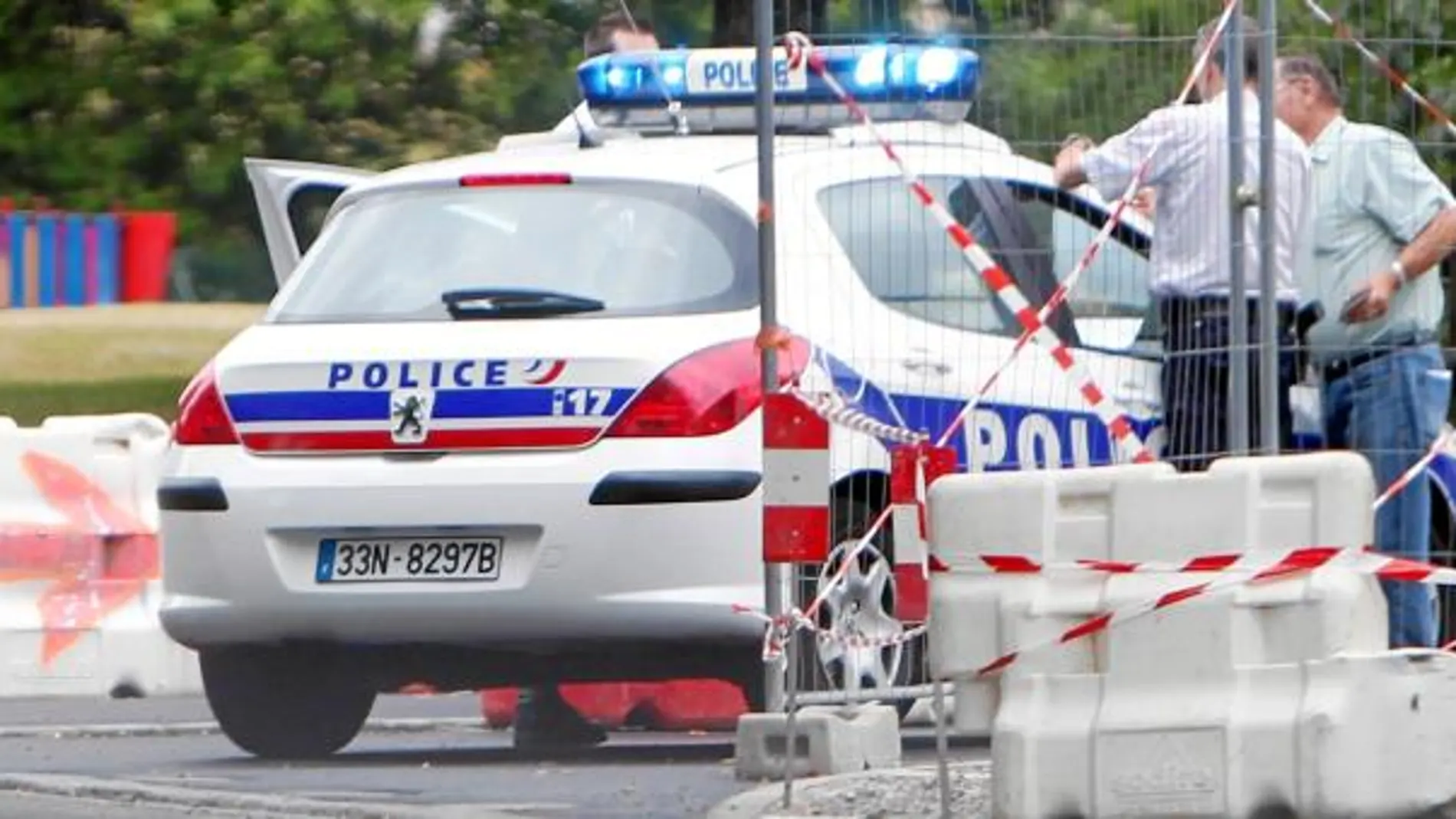 Agentes de la Policía francesa durante una operación contra ETA en Bayona