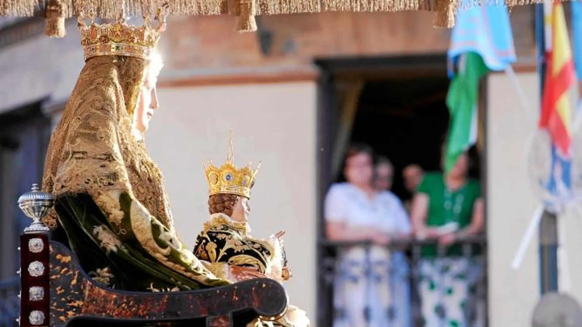 La patrona de la archidiócesis, con el reflejo del sol al poco de salir de la Catedral