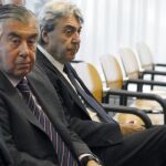 Fotografía de archivo del 14 de septiembre de 2009 de los empresarios Alberto Alcocer (i) y Alberto Cortina, durante el juicio celebrado en su contra en la Audiencia Provincial de Madrid,