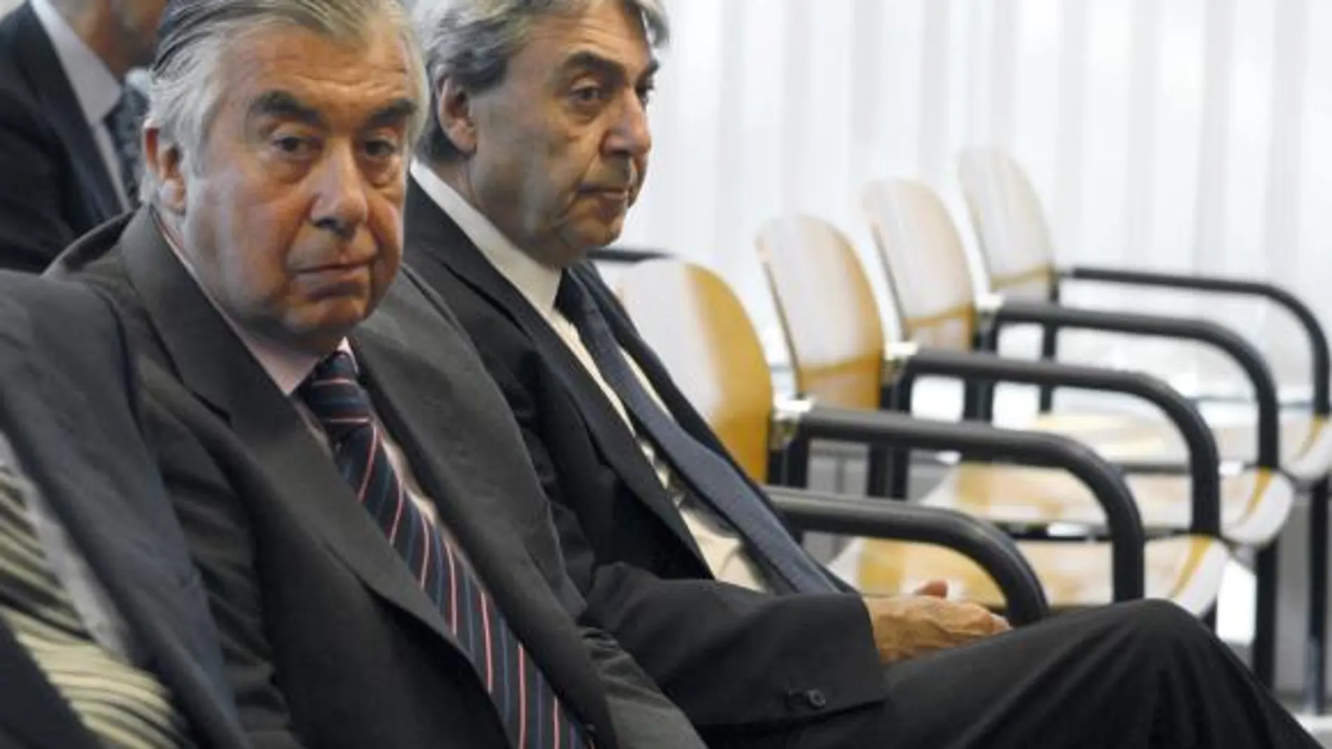 Fotografía de archivo del 14 de septiembre de 2009 de los empresarios Alberto Alcocer (i) y Alberto Cortina, durante el juicio celebrado en su contra en la Audiencia Provincial de Madrid,