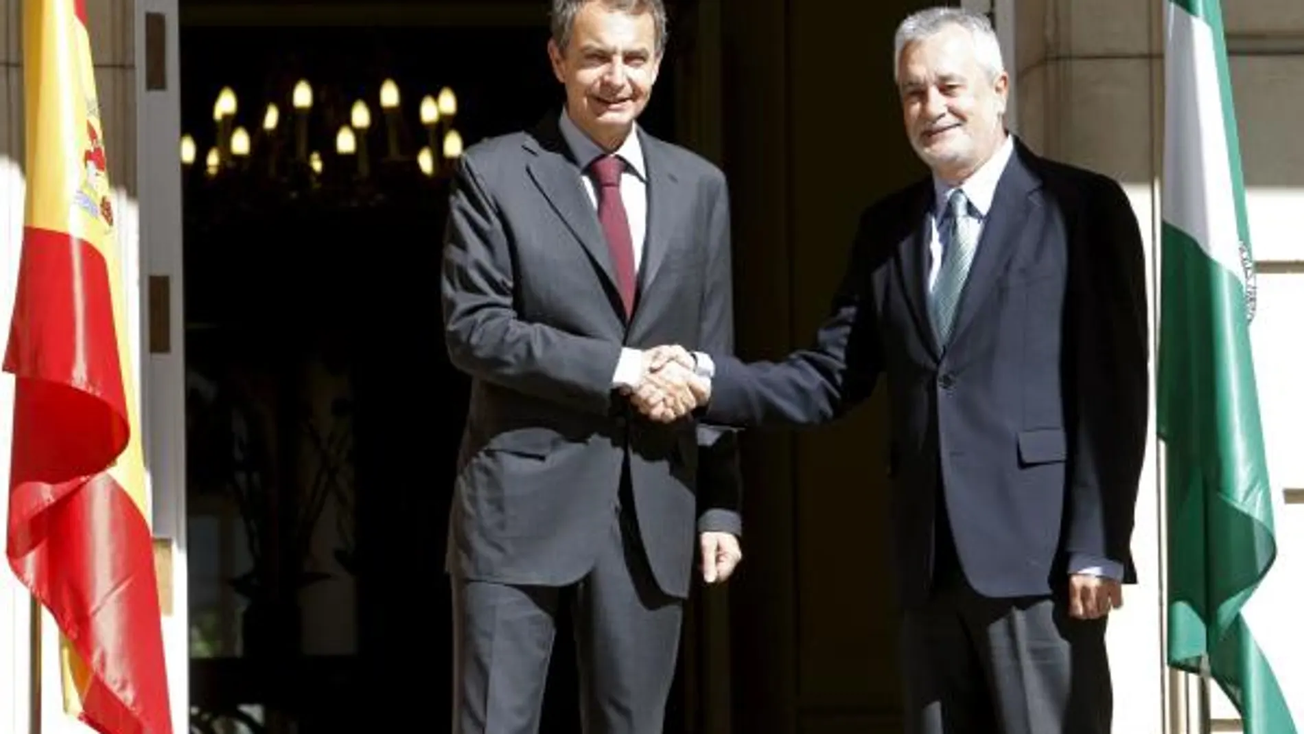 Griñán y Zapatero, a la entrada del palacio de La Moncloa