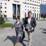 El responsable de EA en Navarra, Maiorga Ramírez, y Aitziber Sarasola, de la plataforma de independientes Herritarron Garaia, tras registrar hoy en la Junta Electoral la coalición soberanista Bildu.