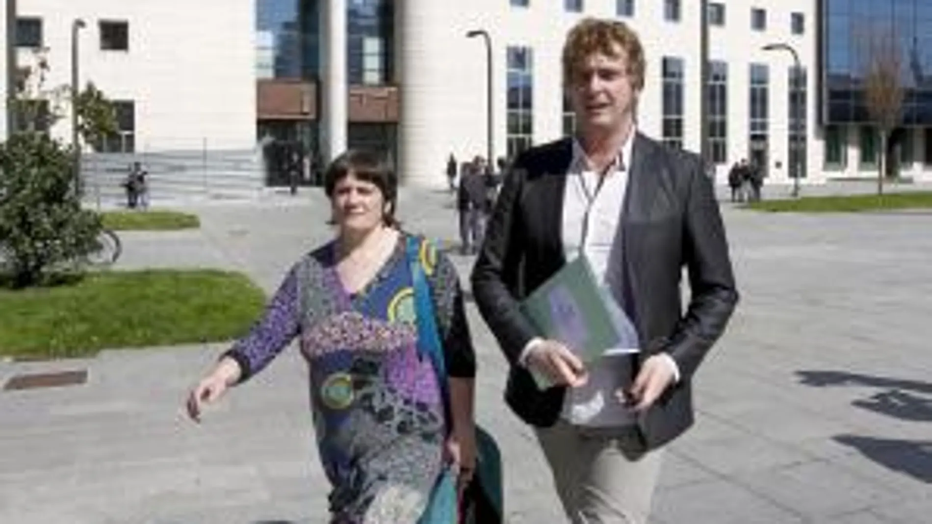 El responsable de EA en Navarra, Maiorga Ramírez, y Aitziber Sarasola, de la plataforma de independientes Herritarron Garaia, tras registrar hoy en la Junta Electoral la coalición soberanista Bildu.