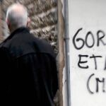 PINTADAS DE APOYO A LOS TERRORISTAS. La fachada de un edificio de San Sebastián amaneció ayer con una pintada en la que se podía leer «Gora ETA» (Viva ETA)