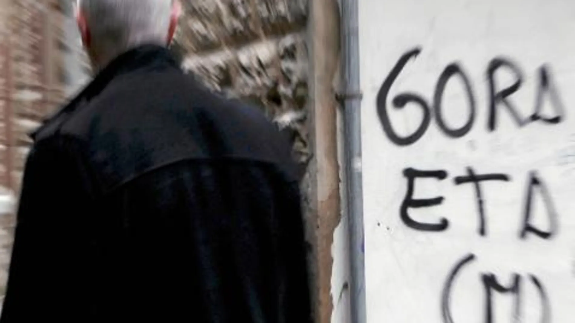 PINTADAS DE APOYO A LOS TERRORISTAS. La fachada de un edificio de San Sebastián amaneció ayer con una pintada en la que se podía leer «Gora ETA» (Viva ETA)